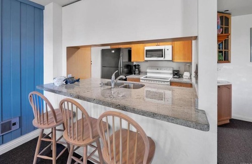 South Oceanside Condo | Resort Style * Pool+Hot Tub * Direct Beach Access