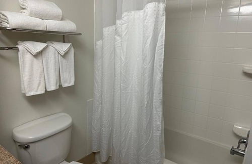 Barstow Hotel | Restful Room with Family-Friendly Features + Near Route 66 Experiences