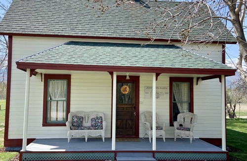 Grantsdale House | Restored 1909 2 Story Farmhouse minutes from Hamilton
