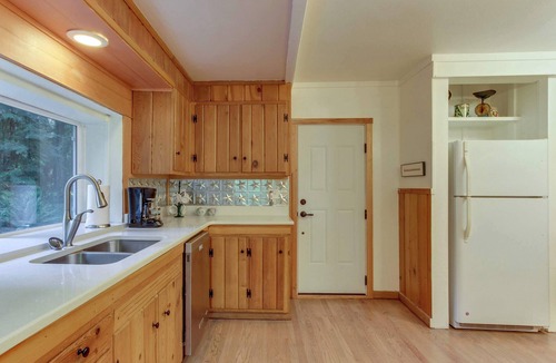 McKenzie Bridge House | Restored log cabin with classic porch - near river, trails, hot springs, & more