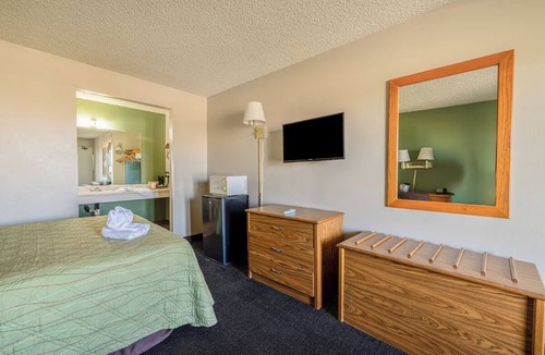 Barstow Hotel | Restored Retro Room Deluxe King Bed Steps Away from Iconic Route 66 Attractions