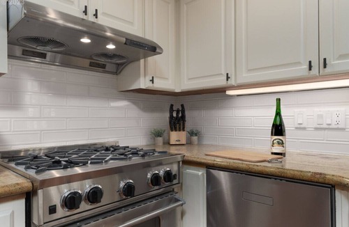 Harlow House | Reunion Game House: Stylish Stay, Steps to Autzen