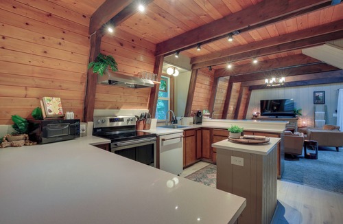 Mount Hood Village Cottage | Rhododendron Family Cabin: Hot Tub & Deck!