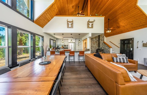 Shaver Lake Cabin | Ridge House. Modern cabin w/all the amenities!