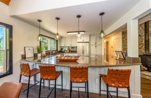 Shaver Lake Cabin | Ridge House. Modern cabin w/all the amenities!