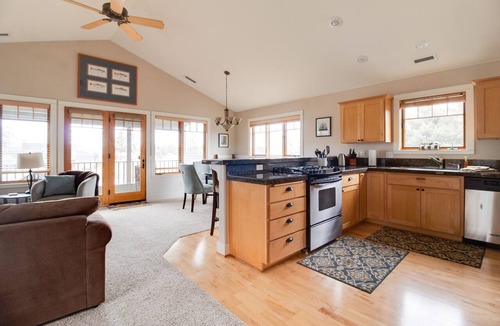 Sisters Condo | Riley`s Mt View Condo near downtown Sisters, community pool & spa