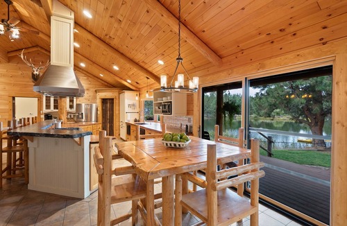 Deschutes River Woods Cabin | Risa Cabin: Hot Tub, Private Lake