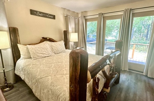 Vida Cabin | River Access! King bed, deck & view - 2 bedroom.