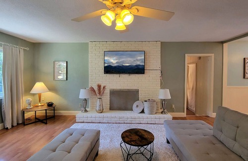 Gold Hill House | River Front House~River Views, Mountain Views, and Outdoor Space!