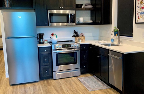 Springfield Apartment | River Front! One bedroom fully furnished apt 4 miles from Autzen Stadium.