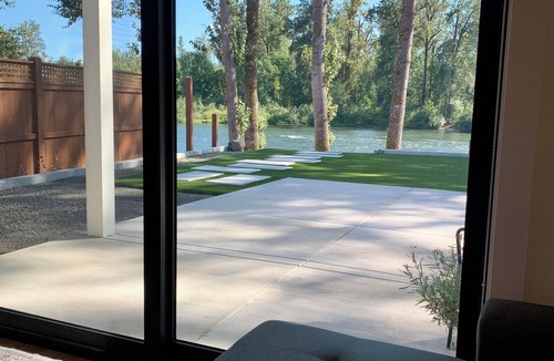 Springfield Apartment | River Front! One bedroom fully furnished apt 4 miles from Autzen Stadium.