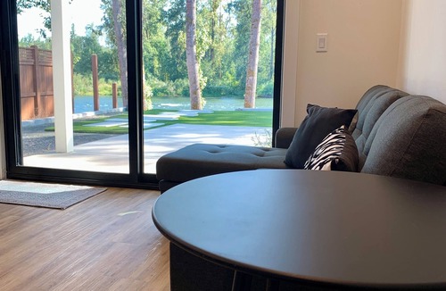 Springfield Apartment | River Front! One bedroom fully furnished apt 4 miles from Autzen Stadium.