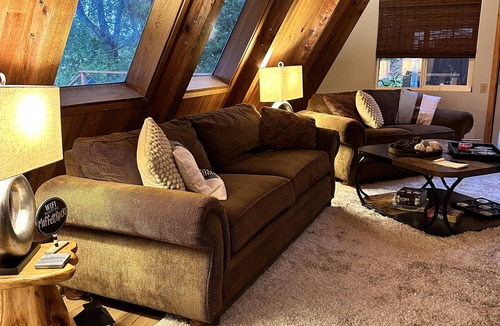 Brookings House | River Oasis, all the comforts of home, with the beauty of the Chetco River!