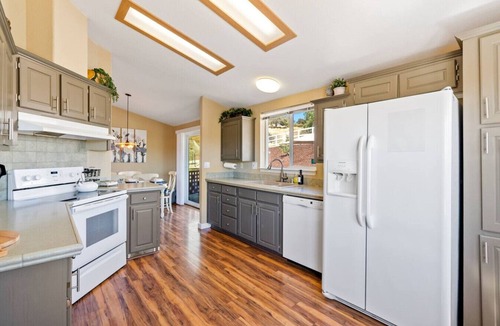 Templeton House | River Road Retreat! Hot Tub + Barndominium