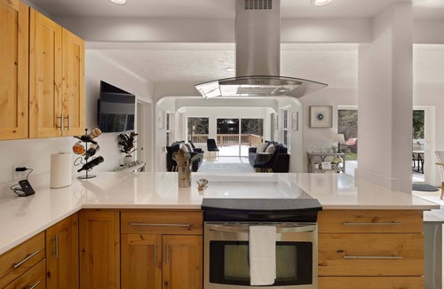 Leaburg House | River's Rest - Waterfront Views, Hot Tub, Grill & Fire Pit 3 Bedroom Home