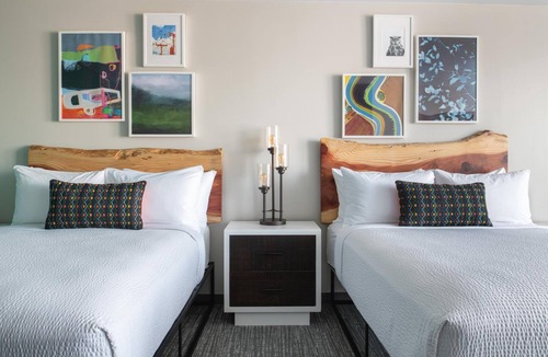 Independence Hotel | River View Retreat | Luxury Bedding | Near Willamette Valley
