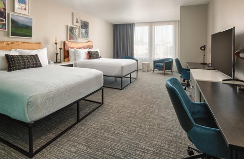 Independence Hotel | River View Retreat | Luxury Bedding | Near Willamette Valley