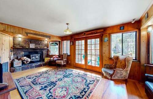 Pla-Vada Woodlands House | Riverfront dog-friendly retreat with a rustic flair & wood stove near skiing