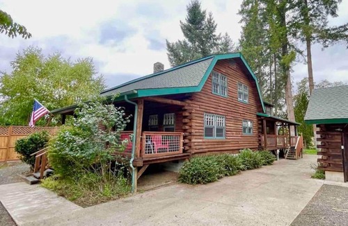 Roseburg Cabin | Riverfront Log Cabin in Roseburg’s Wine Country