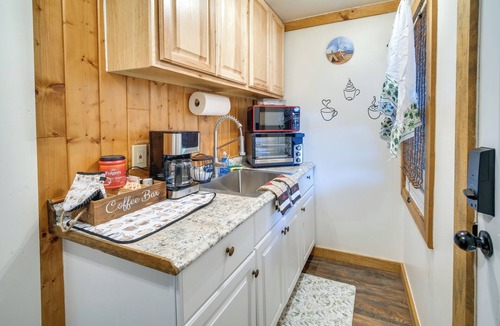 Chiloquin Apartment | Riverfront Resort Cabin ~ 21 Mi to Crater Lake NP!