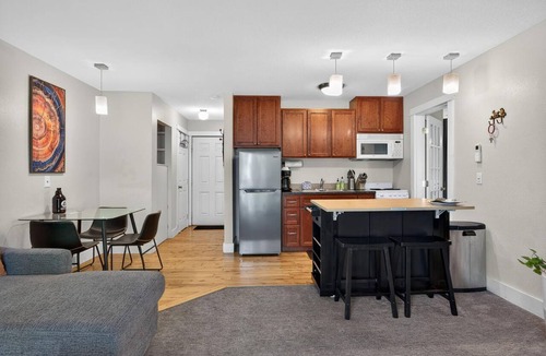 Bend Condo | Riverside Condo- Sweet & Sunny, AC, 100+mbps Wifi, Top Floor, 3 blks to Bend