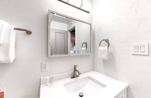Campus Farm Condo | Riverside Suites - Shared Pool, Hot Tub, Putting Green, Gym & AC - Dogs Welcome
