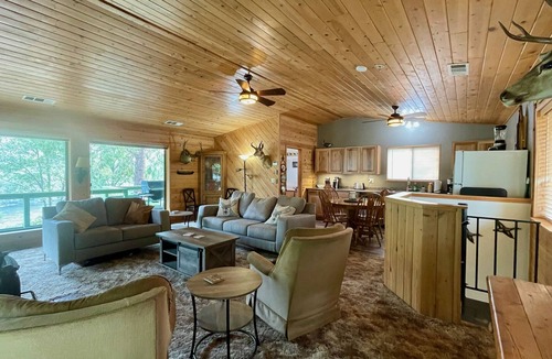 Junction City House | RiverView Cabin steps from the Trinity River and 10-minutes from Weaverville