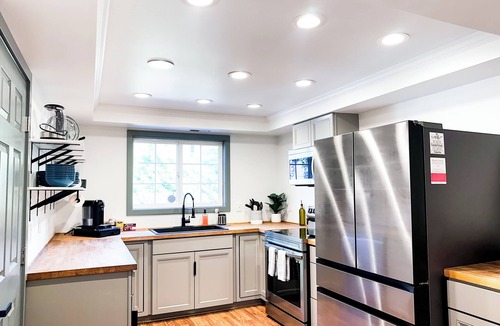 Springfield House | Riverwalk Retreat: Spacious, Hot tub, Near Autzen