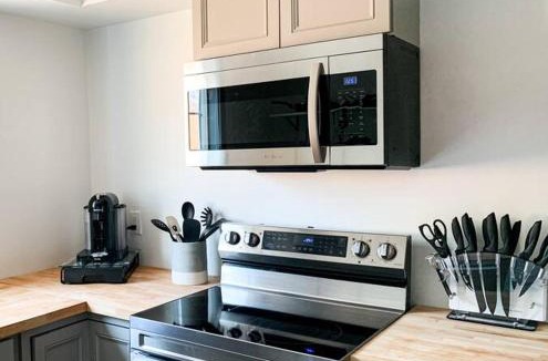 Springfield Apartment | Riverwalk Retreat: Spacious, Hot tub, near Autzen
