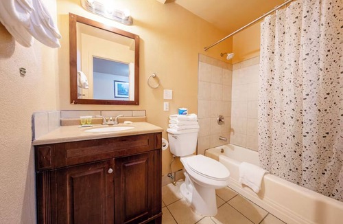 Madras Hotel | Road Trip Ready Room w/Free Parking, Pets Allowed – Perfect Stopover