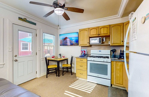Townsite Cottage | Robert's Cottage 16 Historic beach cottage w/full kitchen & free wifi, steps from the beach