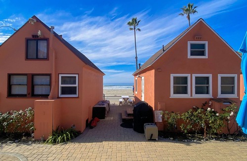 Townsite Cottage | Robert's Cottage 16 Historic beach cottage w/full kitchen & free wifi, steps from the beach
