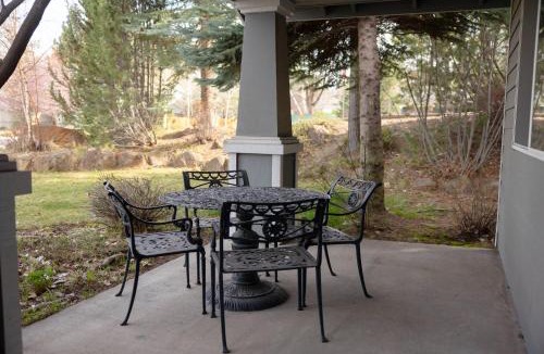 Southwest Bend House | Rock Bluff Retreat - Home for 6