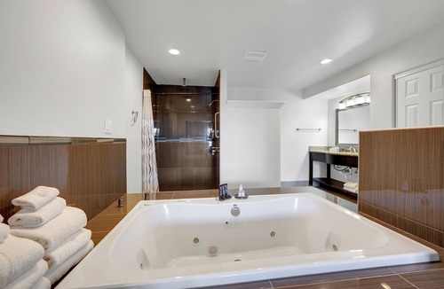 Bodega Bay Hotel | Roman Spa Room - Heart Shape Jacuzzi + Fireplace