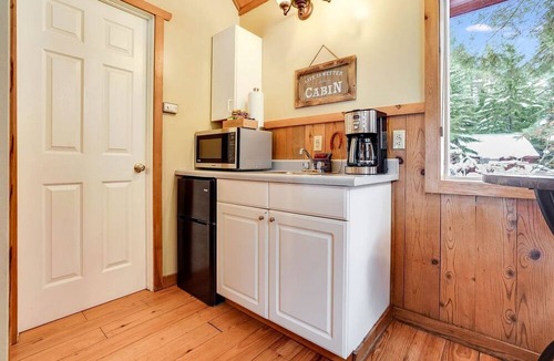 Trout Lake Cabin | Romantic and Secluded Cabin Rental for Couples' Getaway near Mount Adams, Washington