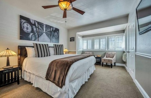 Calistoga Hotel | Romantic King Room Near Calistoga Spa & Hot Springs.