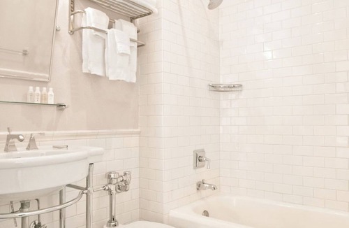 Goose Hollow Hotel | Romantic Portland Retreat | Pet-Friendly | Near Portland Art Museum - 0.5 mi