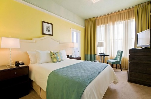 Goose Hollow Hotel | Romantic Queen Stay | Near Pittock Mansion - 2.3 mi | Parking | Pet Friendly