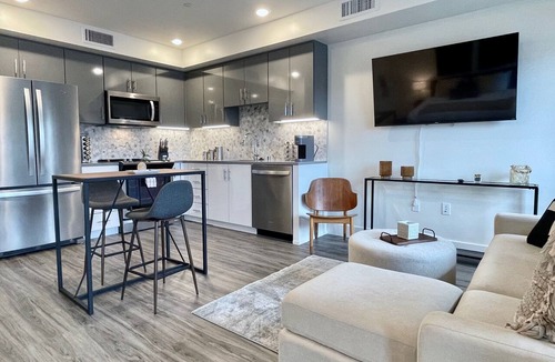 Walnut Creek Apartment | Rooftop Hot Tub in Downtown Walnut Creek