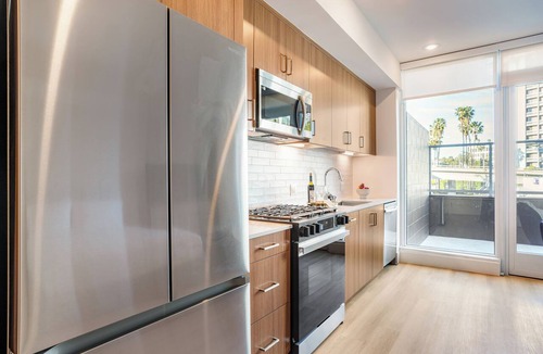 Civic Core Apartment | Rooftop Pool + Spa + Sky Lounge + Bay Views Walkable Little Italy | Ancora