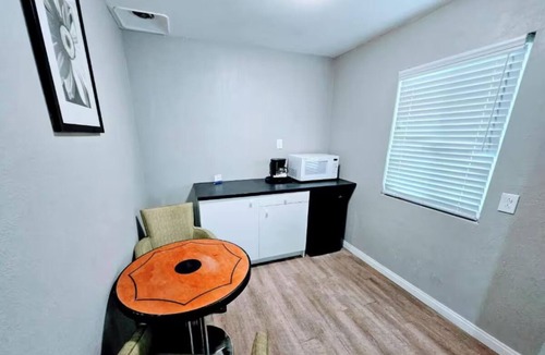Ridgecrest Hotel | Room w/2 Queens + Kitchenette, Perfect for Extended Stays – Central Ridgecrest