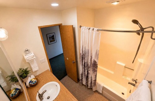Mammoth Creek Hotel | Room With Scenic Lake And Mountain Side Views