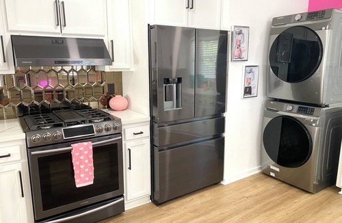 Eastside House | Rose Garden Tea Party Themed House in Historic Long Beach, 1 mile to sand!