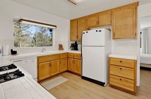 Boulder Bay Cabin | Round Rock Lodge at Big Bear | Boulder Bay Modern Retreat w/Pool Table | Minutes to Activities