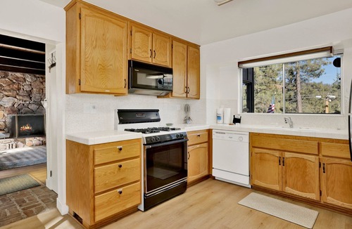 Boulder Bay Cabin | Round Rock Lodge at Big Bear | Boulder Bay Modern Retreat w/Pool Table | Minutes to Activities