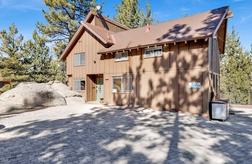 Boulder Bay Cabin | Round Rock Lodge at Big Bear | Boulder Bay Modern Retreat w/Pool Table | Minutes to Activities