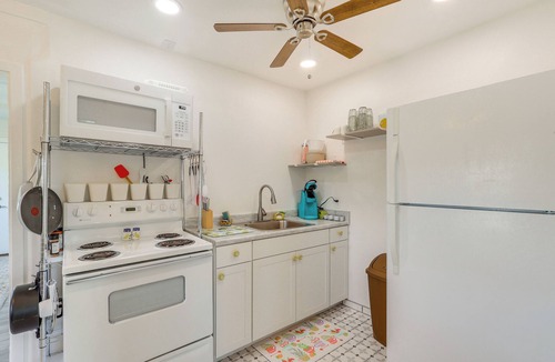 Kingman House | Route 66 Roadtripper Retreat w/Private Backyard