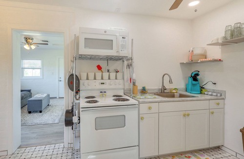 Kingman House | Route 66 Roadtripper Retreat w/Private Backyard