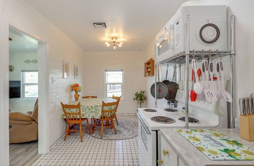Kingman House | Route 66 Roadtripper Retreat w/Private Backyard