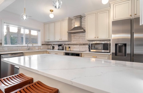 Vancouver House | Royal Oaks Retreat 2Br2Ba Fenced Yard